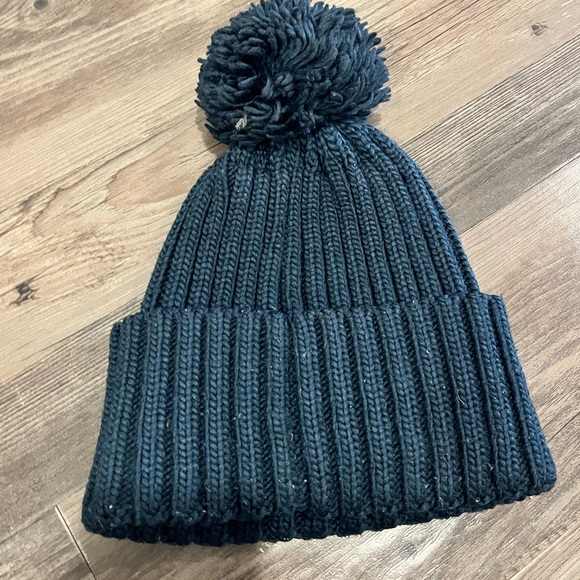 Navy North Face toque with pom pom - Picture 2 of 3